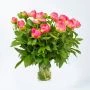 Roze pioenrozen in vaas