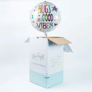 Folieballon Hugs and Good Vibes zwevend uit verpakking