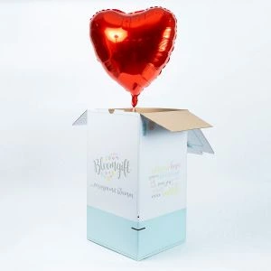 Ballon rood hart zwevend uit verpakking