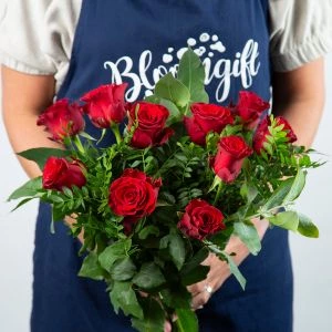 Rode rozen boeket in de hand vastgehouden