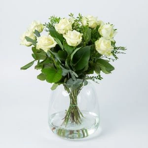 Boeket witte rozen met groen in vaas