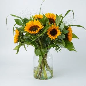 Boeket zonnebloemen in vaas