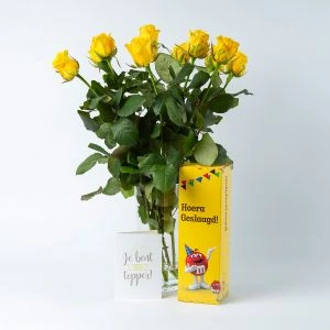 Geslaagd cadeaupakket met gele rozen en M&M's cadeaupakket