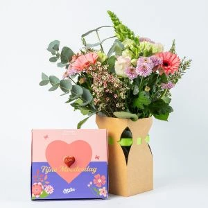 Moederdagboeket inclusief kraft vouwvaas en Milka Giftbox 'Fijne Moederdag'
