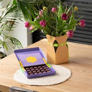 Paars tulpenboeket met Milka Pasen Giftbox en vouwvaas 