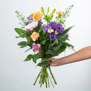 Plukboeket Pastel in de hand vastgehouden