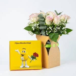 Roze rozenboeketjes inclusief M&M's geschenkdoos 'Fijne Moederdag' 