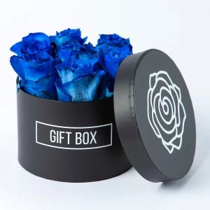 Rozentaartje Blue Moon met verse blauwe rozen in een hoedendoosje