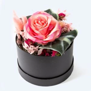 Zijden bloemstukje in zwart hoedendoosje