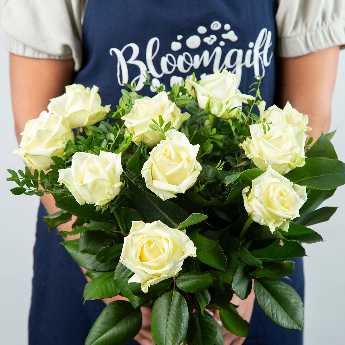 Witte rozen in de hand